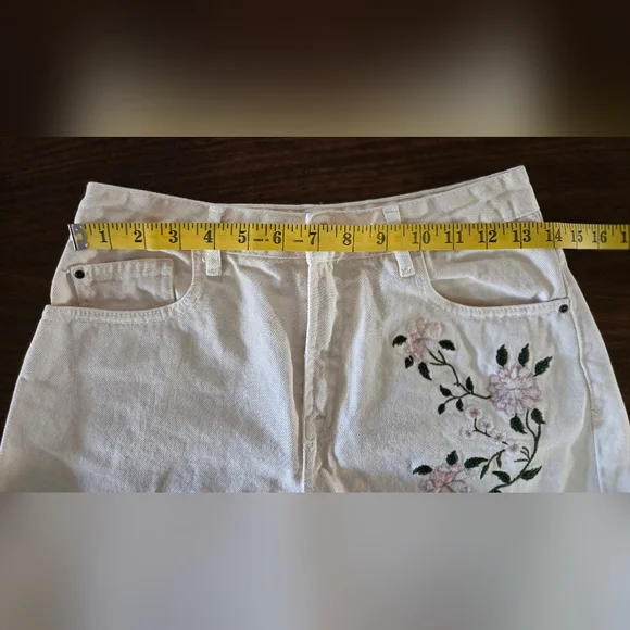 Zara Basic Embroidered Denim Shorts Z1975 Size 04 - Picture 8 of 9